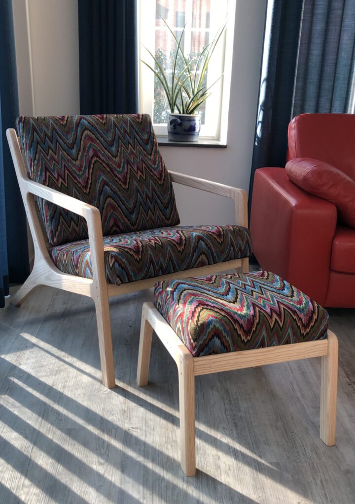 loungestoel en hocker in Deense stijl