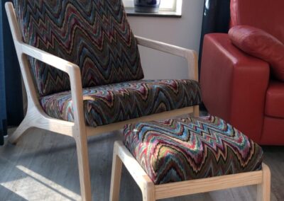 Loungestoel en hocker in Deense stijl