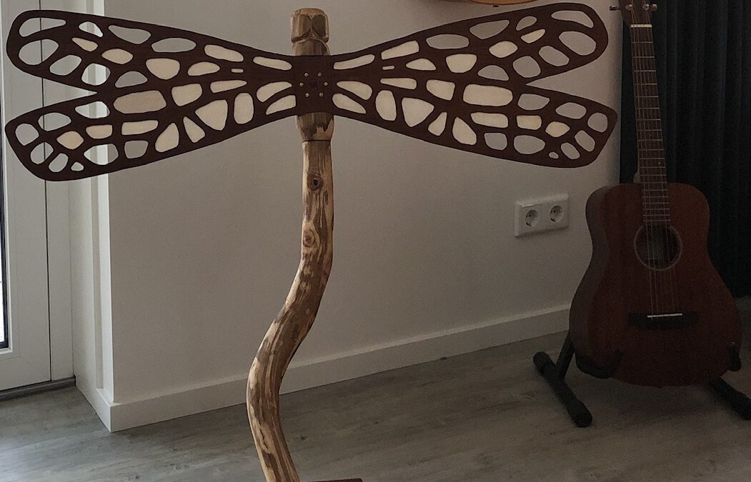 Een libelle als muziekstandaard