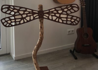 Een libelle als muziekstandaard
