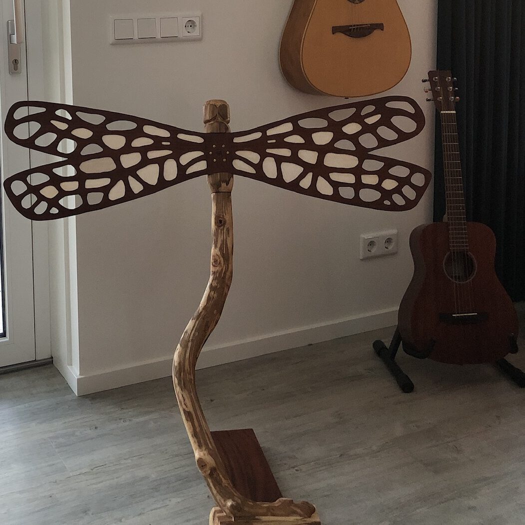 Een libelle als muziekstandaard