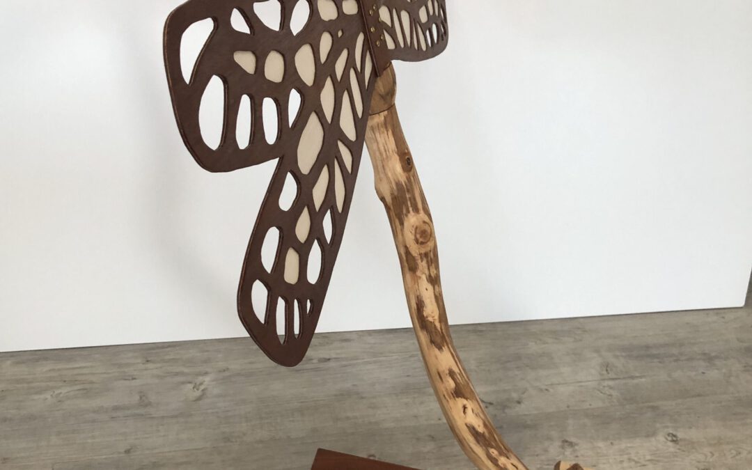 Een libelle als muziekstandaard