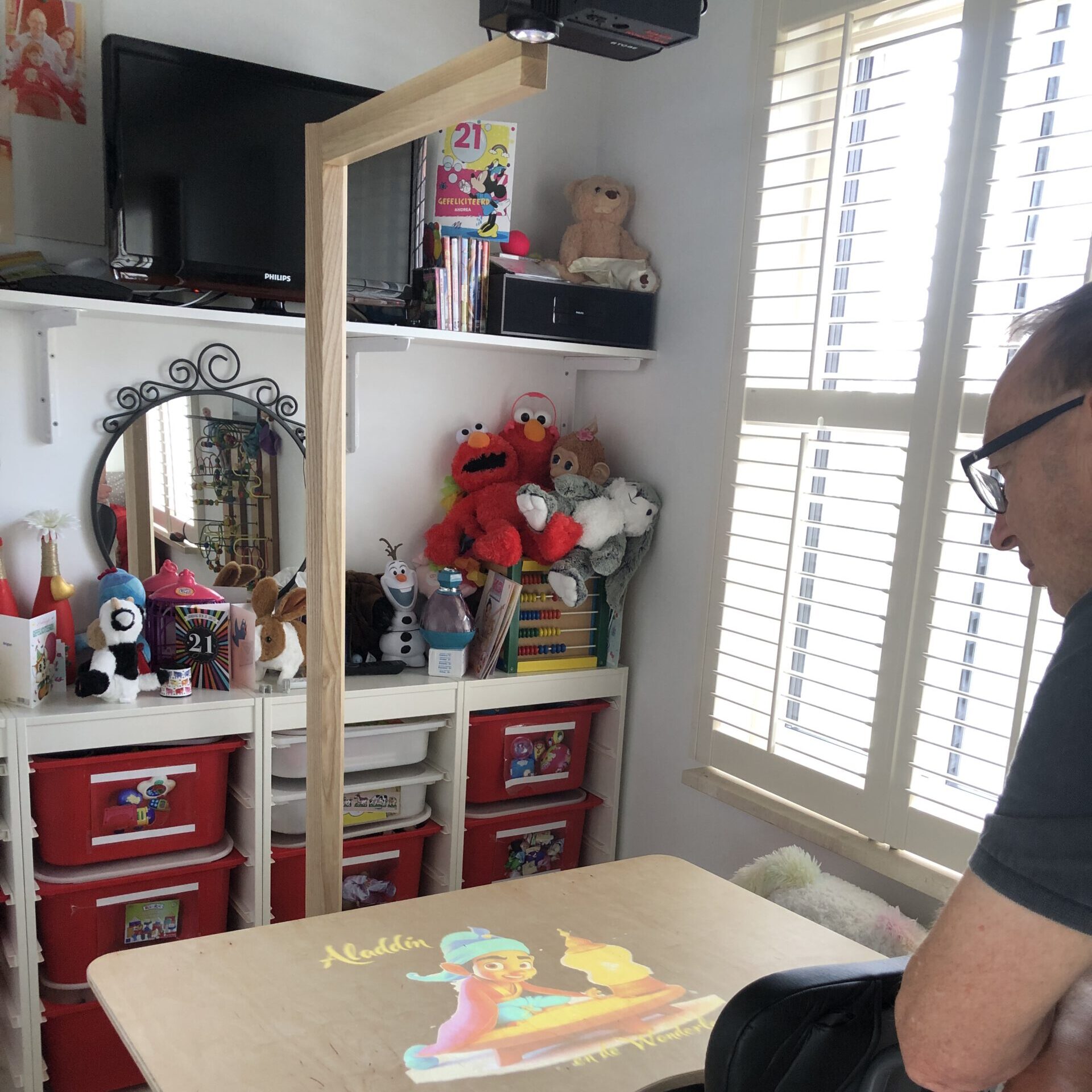 Mobiel statief en rolstoelblad voor een interactief game systeem.