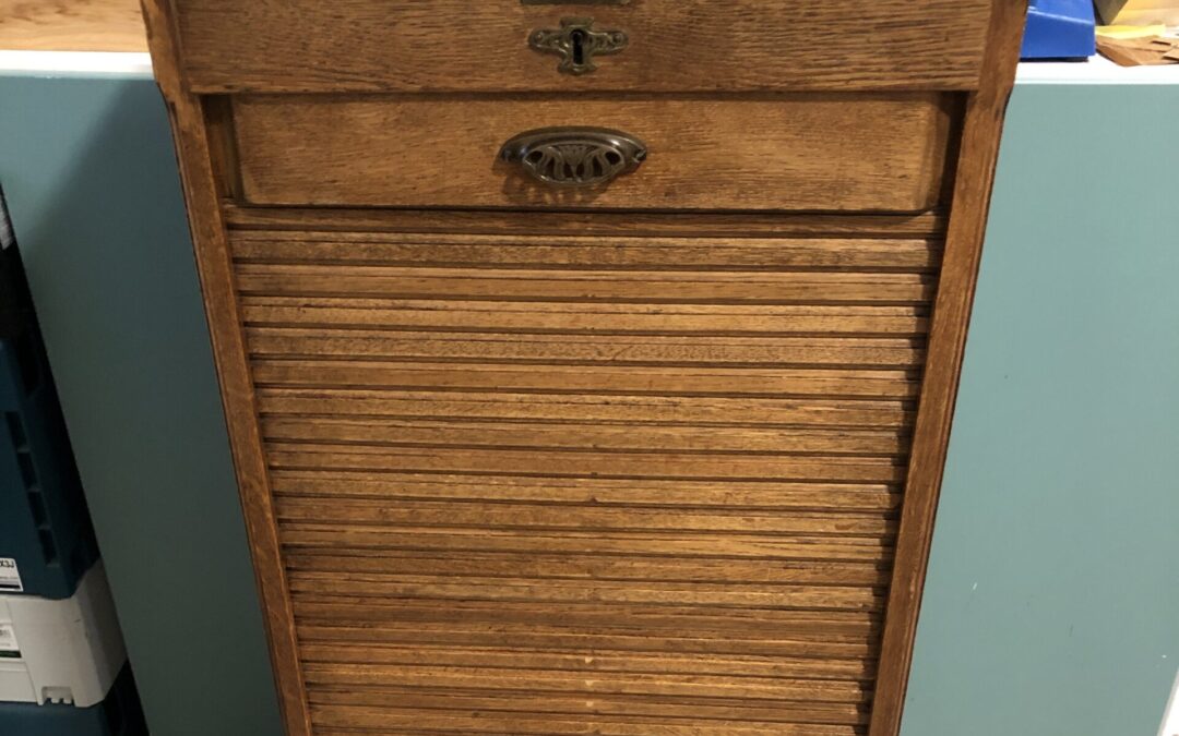 Antieke archiefkast: herstel van de jalouziedeur